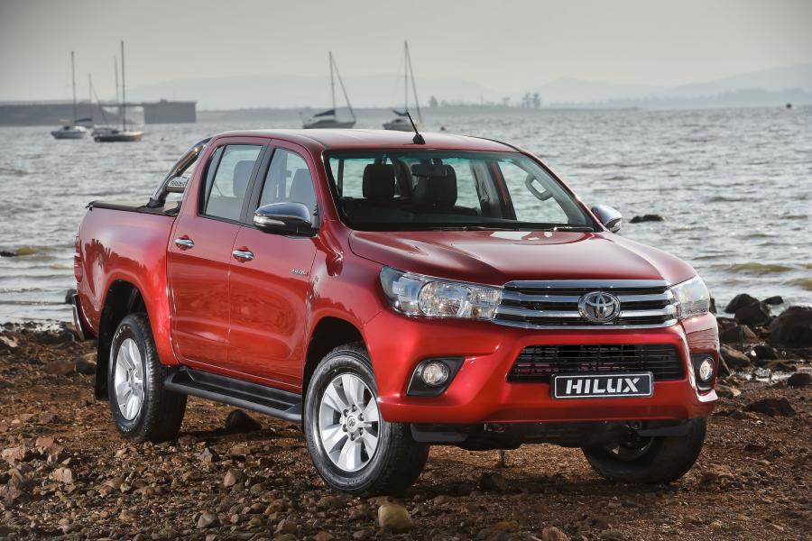  Toyota Hilux 4x4 Raider Double Cab 2016 года  (ZA) (фото 13 из 40)